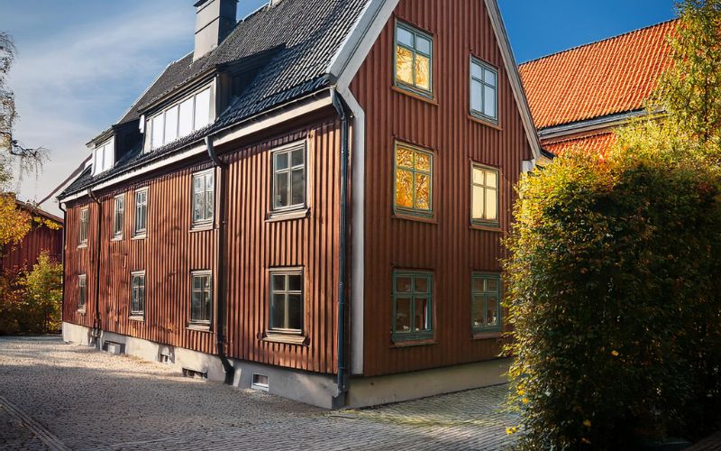 Montering av takstege, glidskydd och skorstenshuv i Järlåsa, Uppsala kommun