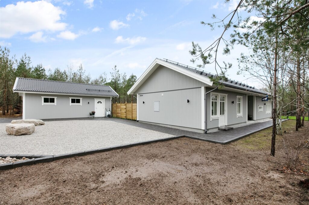 Nybyggd veranda på mark. Uppsala Malma